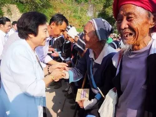 2010年10月16日，省扶贫开发协会主席吴桂贤、首批银发温暖基金认捐者王潘龙等为低保老