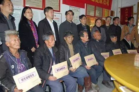 2015年2月12日，省扶贫开发协会为梅州市大埔县砍下村60岁以上五保户发放银发温暖基金