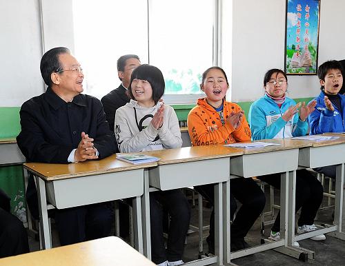这是4月3日,温家宝在兴县晋绥中学与孩子们在一起。新华社记者 李涛 摄