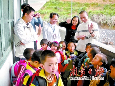 山里的孩子们依依不舍地和来扶贫的叔叔阿姨们道别。 王伯乐摄