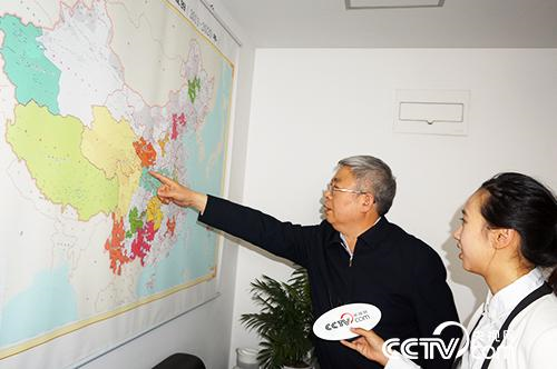 刘永富主任向记者介绍全国扶贫开发工作重点区域（央视网记者郭城 摄）