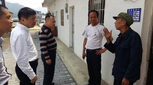 了解贫困户危房改造情况